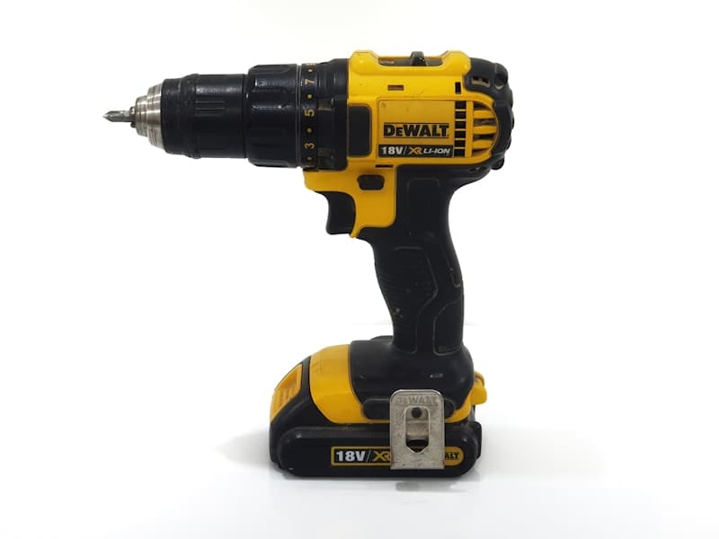 Heien van betonnen funderingspalen op een Belgische bouwwerf