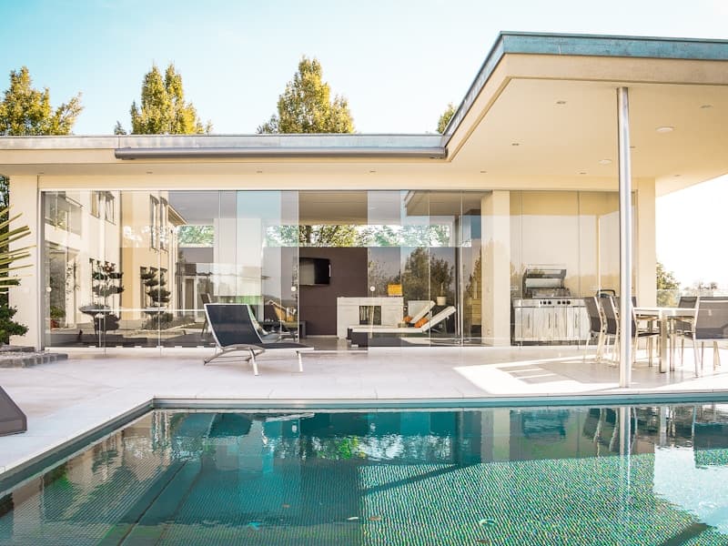 Zichtbare verzakking aan een Belgische woning met scheuren in de gevel